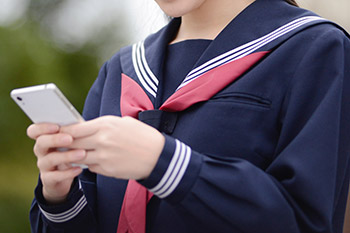 女子中学生スマホ　イメージ