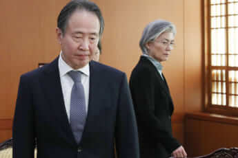 康外相、冨田駐韓国大使