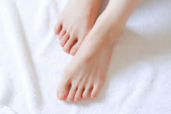 女性の足イメージ