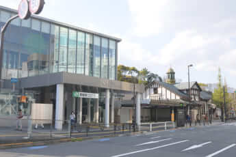 新旧の駅舎が並ぶ原宿駅（小川さん原稿用）
