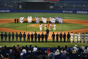 東京六大学野球の表彰式（江戸村のとくぞう／Wikimedia Commonsより）