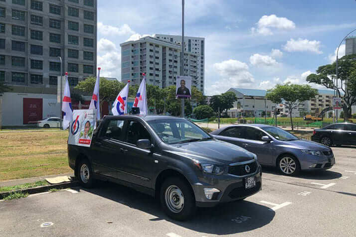 街のあちこちに選挙カーが停車されている（筆者提供）