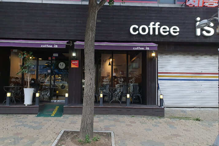 クァク監督が脚本を綴った思い出のカフェ