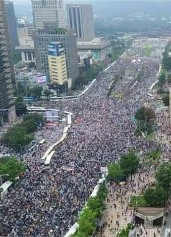 5＝コロナ禍の15日、光化門に集まったのは1万人