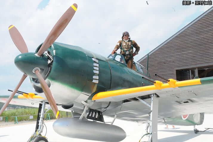 実物大の紫電改模型(撮影・粟野仁雄)