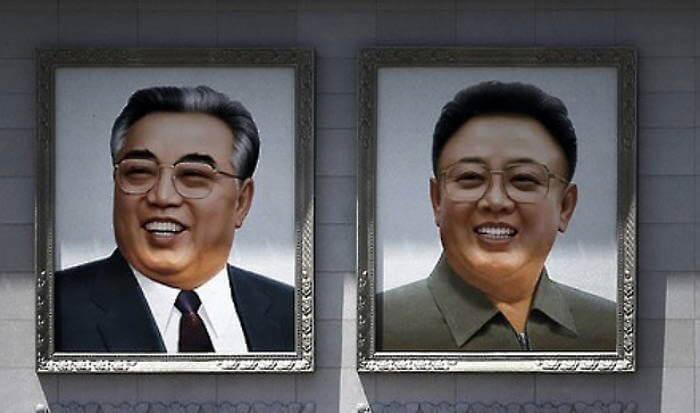 朝鮮学校に掲げられる肖像画