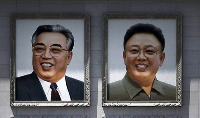 朝鮮学校に掲げられる肖像画