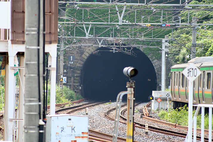 丹那トンネルの熱海駅側の入口