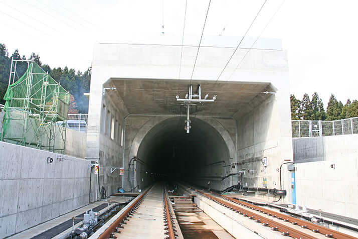 馬蹄形の断面をもつ山岳・海底トンネル