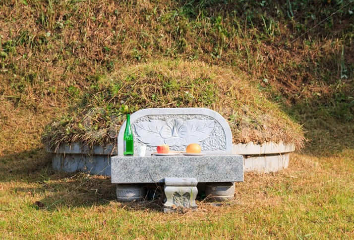 5＝墓石に清酒をかける慣習も日本から