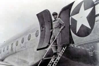 連合国軍最高司令官のダグラス・マッカーサー元帥