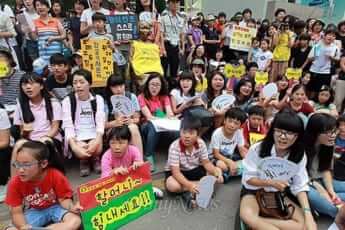 「水曜デモ」に動員された小学生