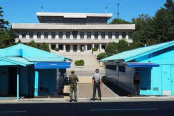 南北軍事境界線がある板門店で警備する韓国軍の兵士。奥は北朝鮮側（2015年）(（Laika ac from UK／Wikimedia Commons）