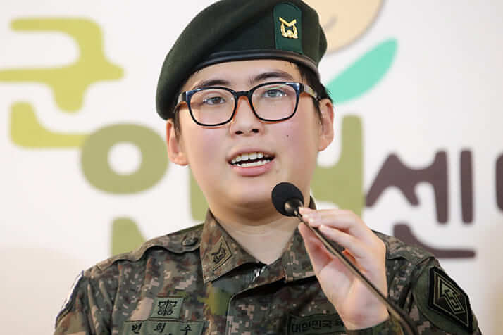 カミングアウトした女性兵士