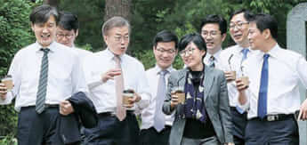 大統領府内を散歩中のひとこま