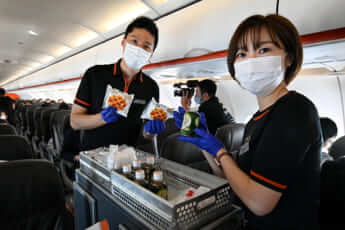 お茶とお菓子の機内サービス