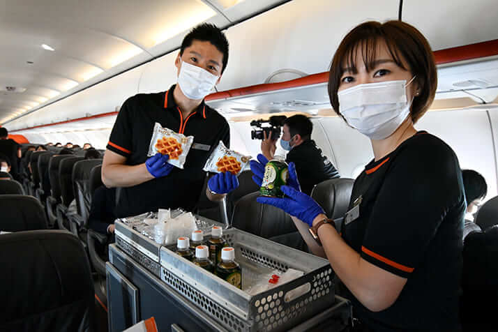 お茶とお菓子の機内サービス