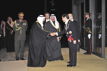 クウェート首長殿下をお出迎えになる皇太子殿下