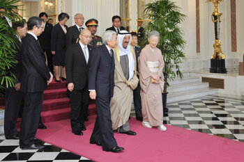 国賓クウェート首長殿下ご退京につき、ご訪問になる天皇皇后両陛下