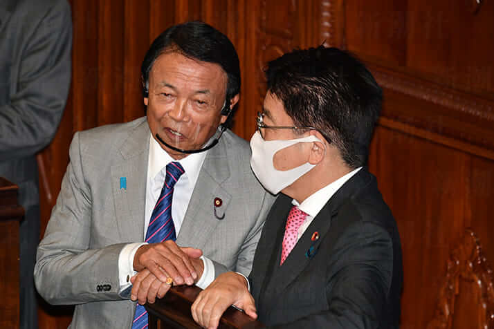 麻生太郎、加藤官房長官