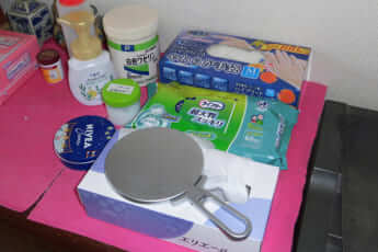 すぐ手にとれるよう、手鏡はベッドサイドの消耗品と一緒にした