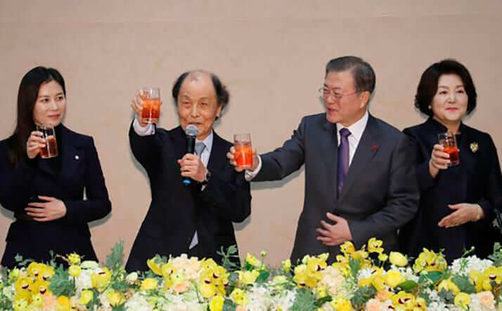 文大統領と彼を支持してきたベストセラー作家