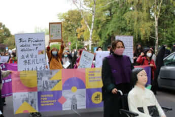 ベルリンの慰安婦少女像撤去に抗議するデモ