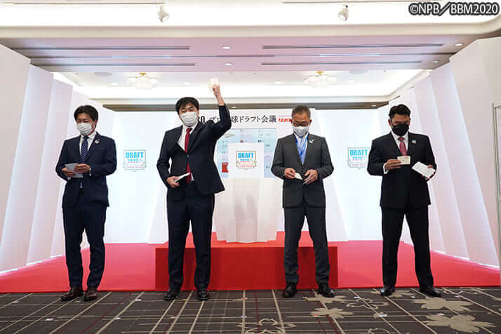 石井GM（©NPB／BBM2020）