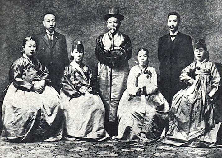 メイン＝韓国統監時代の伊藤博文、前列左から2番目が梅子夫人