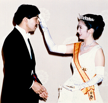 秋篠宮さま 紀子さま ご結婚写真に 掲載ng と物言いをつけた宮内庁 デイリー新潮 秋篠宮さま 紀子さま ご結婚写真に 掲載ng と物言いをつけた宮内庁 デイリー新潮