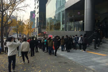 「+J」を目当てに列をなすソウルの人々