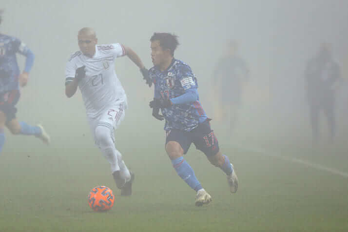 濃霧の中を走る久保建英