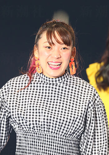 まるで第二の黒柳徹子 対談番組でローラが暴いたフワちゃんの弱点 デイリー新潮