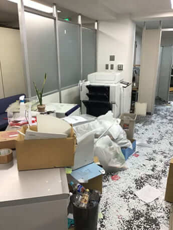 床にはシュレッダーの紙屑が…
