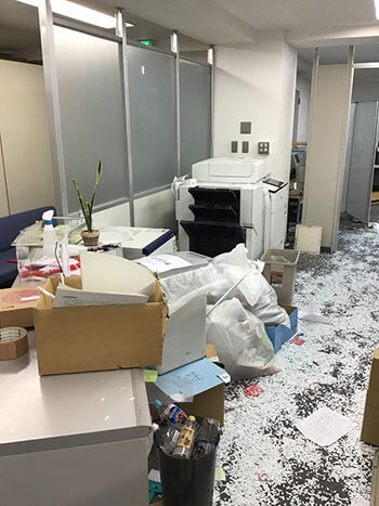 床にはシュレッダーの紙屑が…