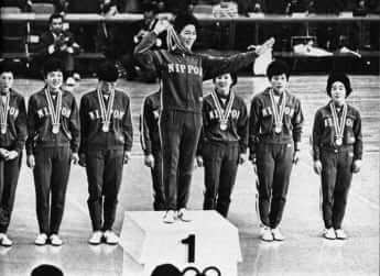 金メダルを掲げる河西主将