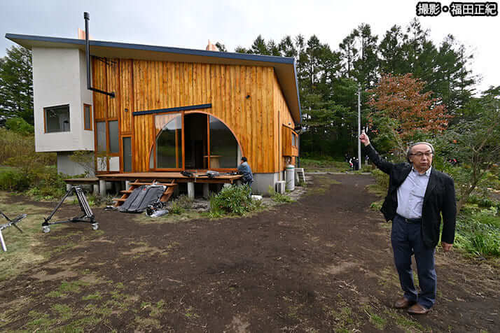 原作の設定通り軽井沢・信濃追分に建てられたセット（撮影・福田正紀）