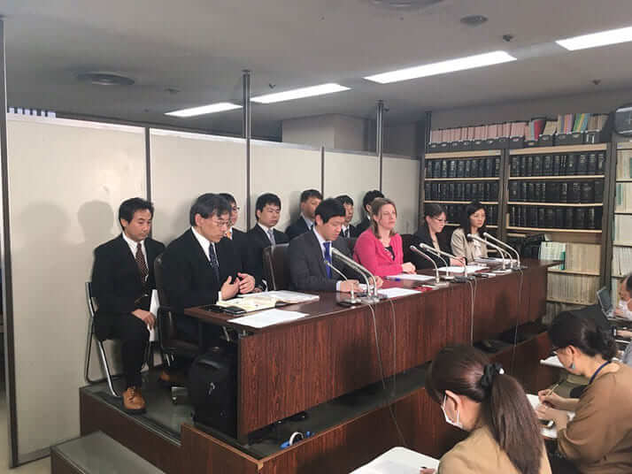 今年2月、連れ去りを国が規制しないのは違法として、男女14人が国に損害賠償を求める訴訟を東京地裁に起こした（霞ヶ関・司法記者クラブ）