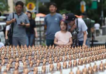 ミニチュア慰安婦像が並ぶ