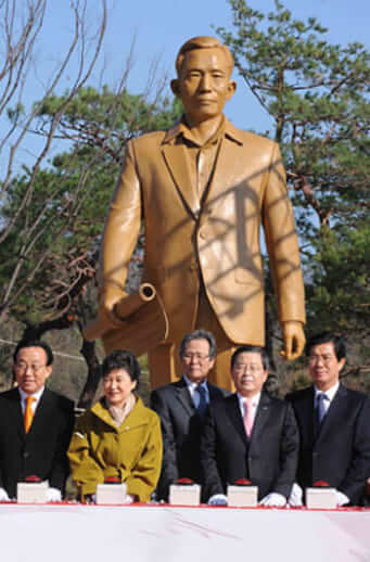 朴正煕大統領の銅像除幕式にて