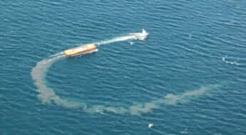 土砂を投棄する様子