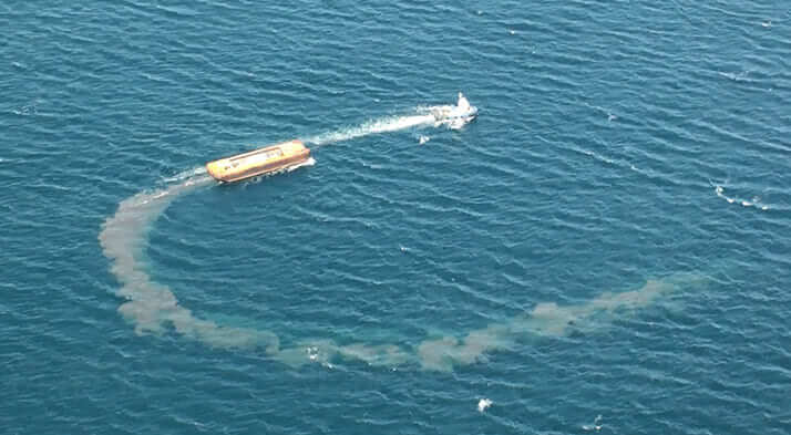 土砂を投棄する様子