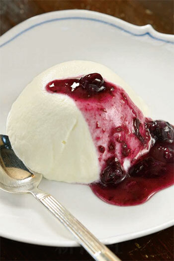 名物、ふわふわの「レアチーズケーキ」