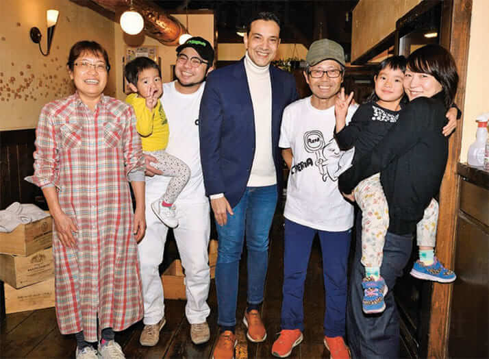 恩人たる先代オーナー、および現オーナーの家族を交えてパチリ