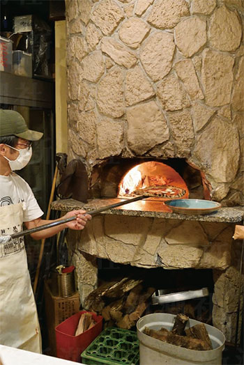 やはり高温の窯で一気に焼き上げるピザの食感は格別