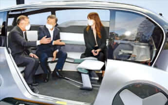 コンセプトカーの中で現代自動車の未来の説明を受ける文大統領