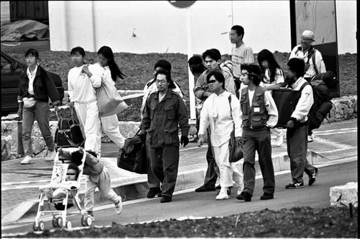 同じく石垣島で平田を挟んで、右に井上嘉浩、左に早川紀代秀の両元死刑囚