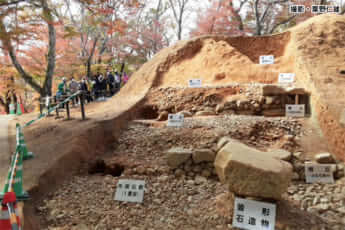 文武天皇陵と確実になった中尾山古墳（撮影・粟野仁雄）