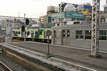 池上本門寺近くを通る東急電鉄池上線の電車