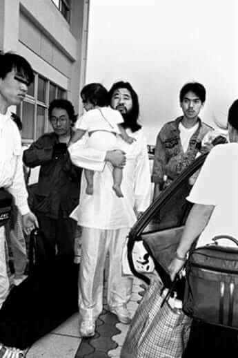 石垣島で行われたオウムのセミナーで麻原彰晃のボディガードを務める平田信